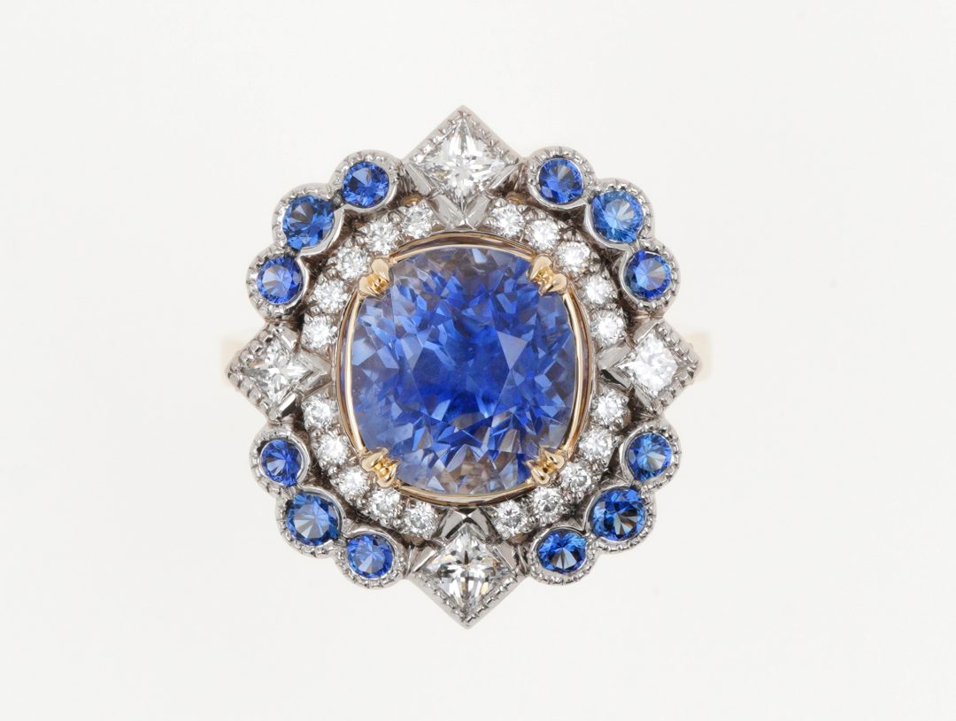 Bague bicolore or jaune et blanc sertie d'un saphir bleu et diamants taille princesse.