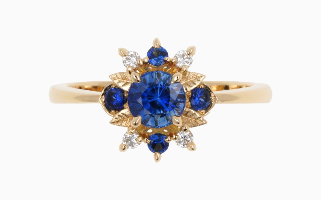 Bague Saphir Bleu et Motif Feuille