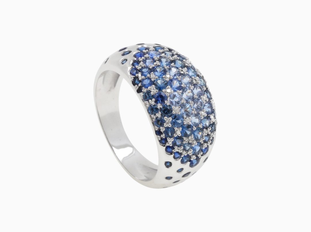 Bague jonc bombée en or blanc avec un dégradé de saphirs bleus et diamants.