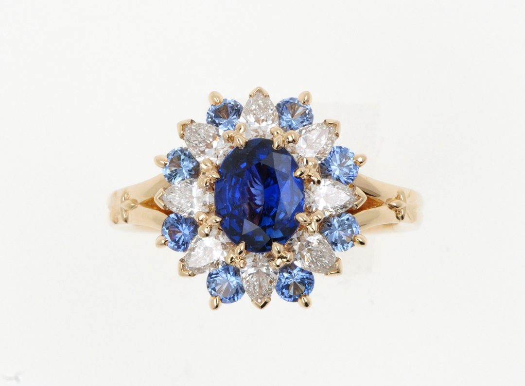 Bague marguerite en or jaune sertie d'un saphir bleu et pétales en diamants.