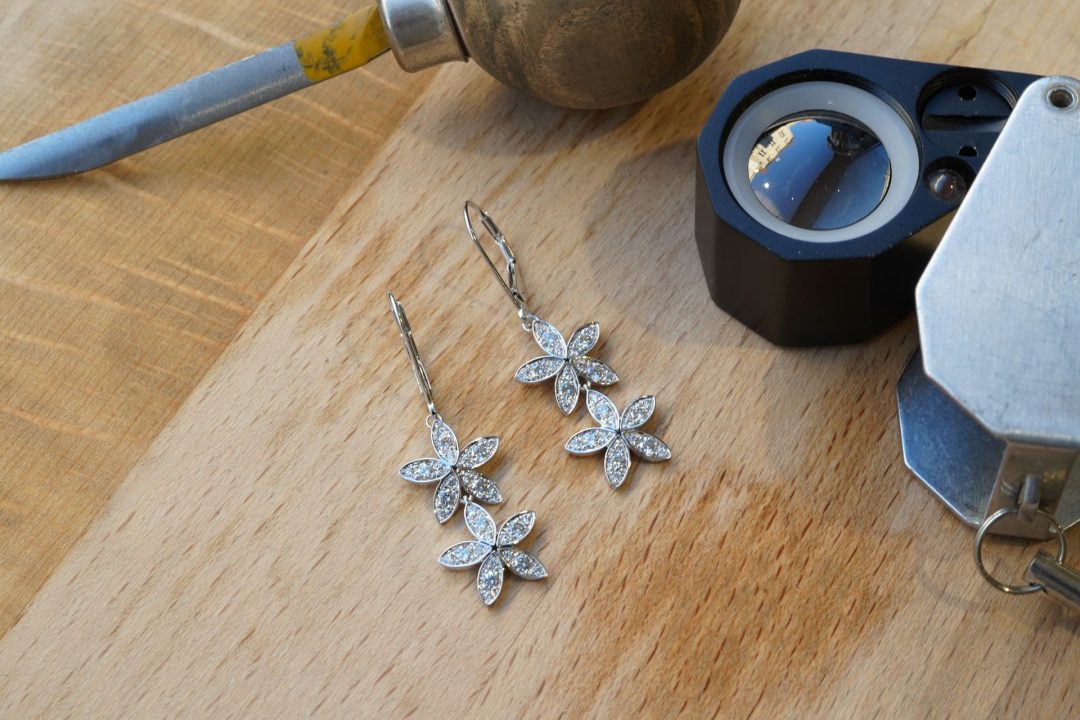 Boucles d'oreilles pendantes en or blanc en forme d'étoiles serties de diamants.