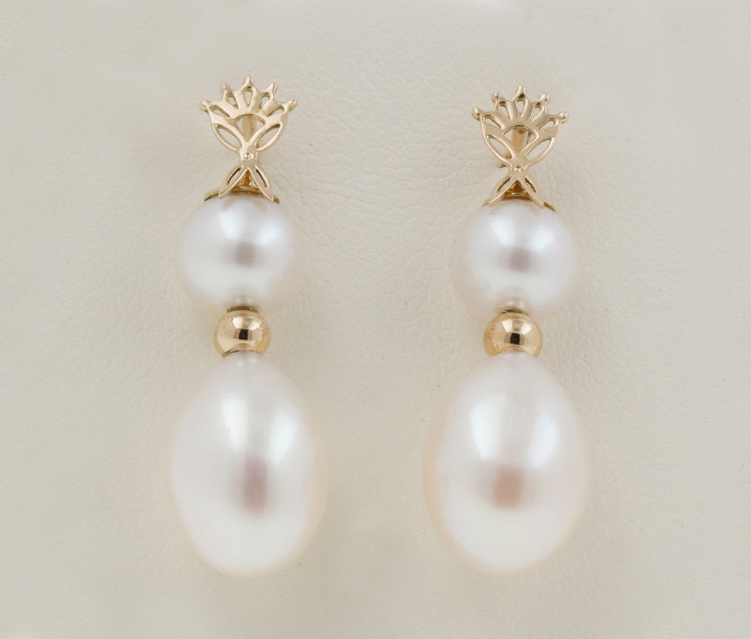Boucles d'oreilles de mariage avec perles de culture poires et monture or jaune sculptée.