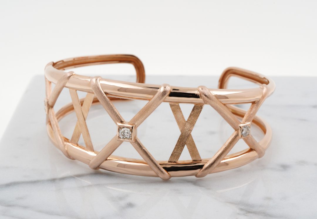 Bracelet jonc avec motif de croisillons en or rose serti de diamants.