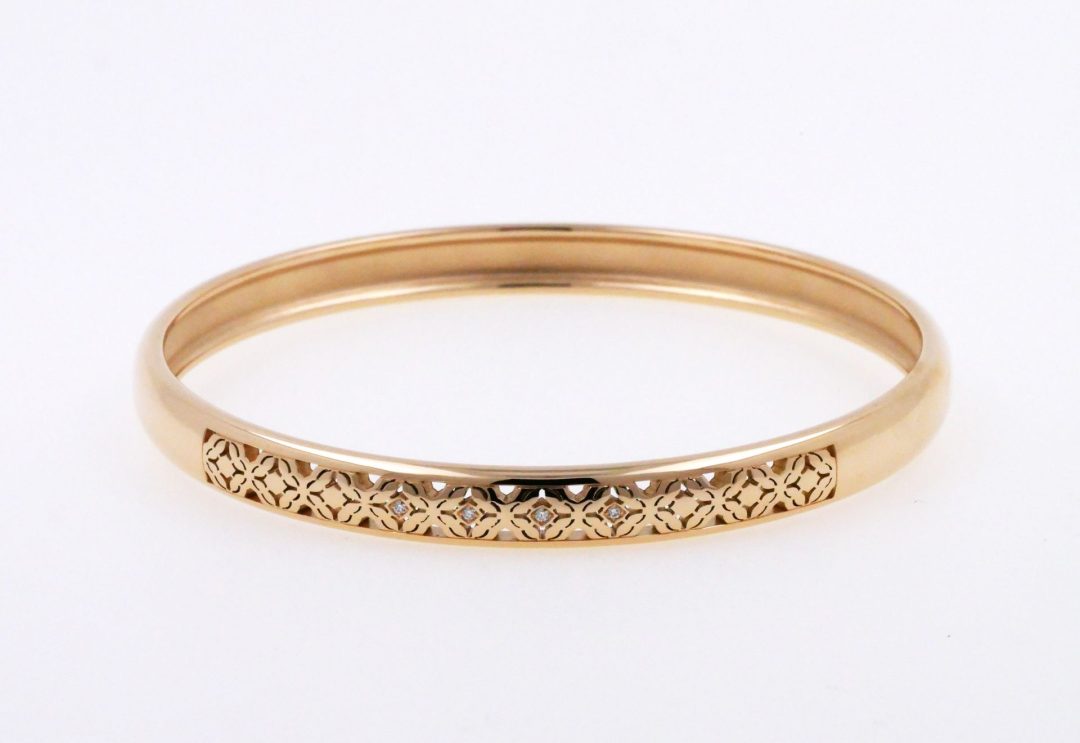 Bracelet jonc en or avec motif moucharabieh et détails en diamants.