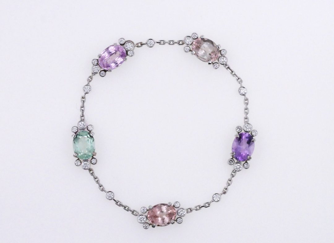 Bracelet en or blanc serti de tourmalines (vert, rose, violet) et diamants.