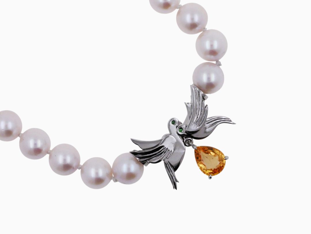 Collier de perles de culture avec pendentif colombe et grenat tsavorite poire.