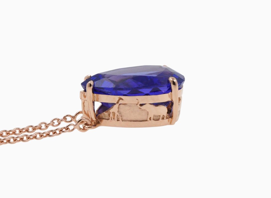 Pendentif en or rose serti d'une tanzanite taille poire sur monture sculptée.